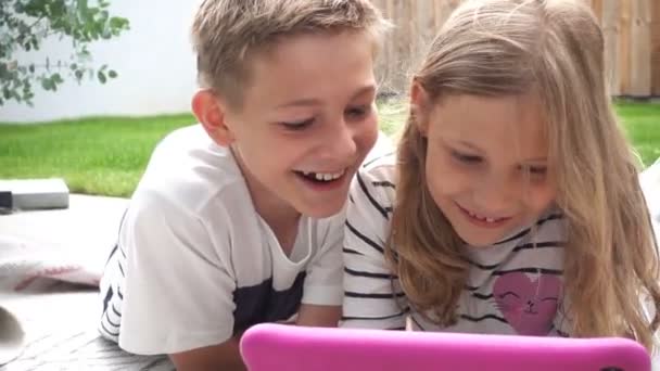 Dwoje Szczęśliwych Nastolatków Grających Gry Tabletem Domu Tarasie Podczas Wakacji — Wideo stockowe