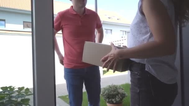 Šťastná Mladá Žena Přijímat Podepisovat Balíček Pošťáka Doručena Svém Domě — Stock video