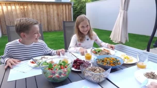 Video Familia Feliz Comiendo Una Cena Saludable Terraza Hermoso Jardín — Vídeo de stock