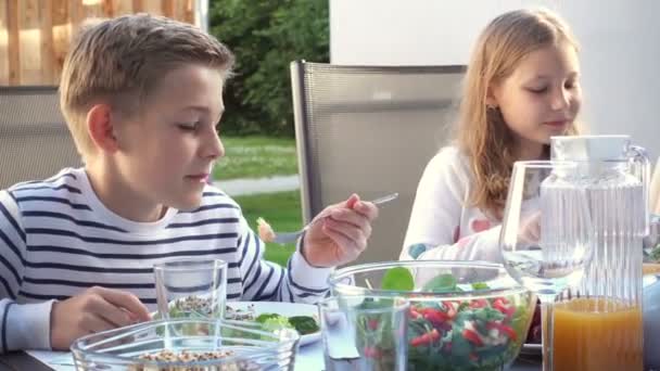 Wideo Szczęśliwej Rodziny Jedzącej Zdrową Kolację Tarasie Pięknym Ogrodzie — Wideo stockowe