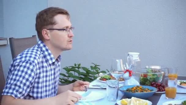 Deux Heureux Adolescents Enfants Joyeux Parler Manger Avec Les Parents — Video