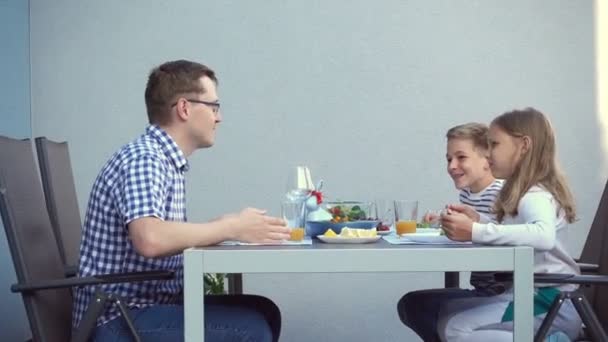Deux Heureux Adolescents Enfants Joyeux Parler Manger Avec Les Parents — Video
