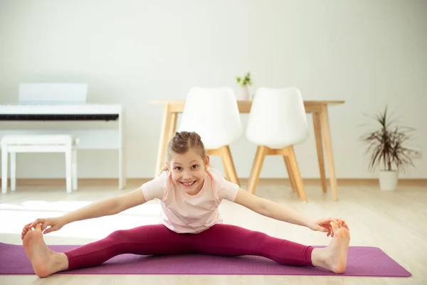 Niña Adolescente Bastante Feliz Divirtiéndose Haciendo Ejercicios Estiramiento Yoga Casa —  Fotos de Stock