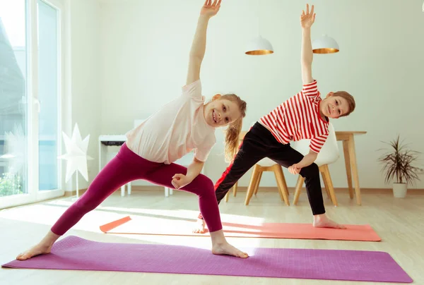 Saudara Kandung Yang Bahagia Anak Anak Membuat Yoga Rumah — Stok Foto