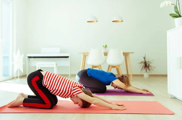 Mujer Bastante Joven Con Hijo Adolescente Practicando Yoga Casa —  Fotos de Stock