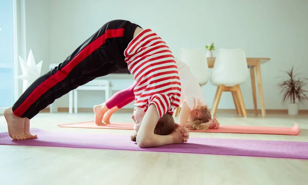 Glückliche Geschwister Teenager Kinder Machen Yoga Hause — Stockfoto
