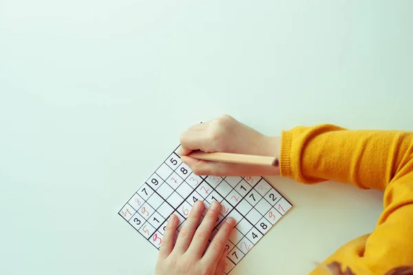 Adorável Adolescente Menina Resolver Sudoku Mesa Escola Casa Vista Cima — Fotografia de Stock
