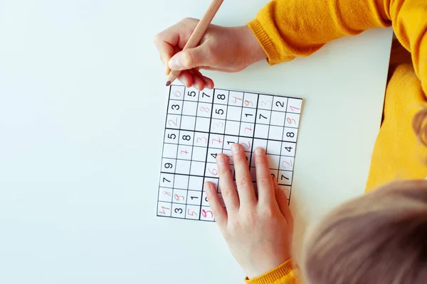 Adorable Adolescente Résolvant Sudoku Bureau École Maison Vue Haut — Photo