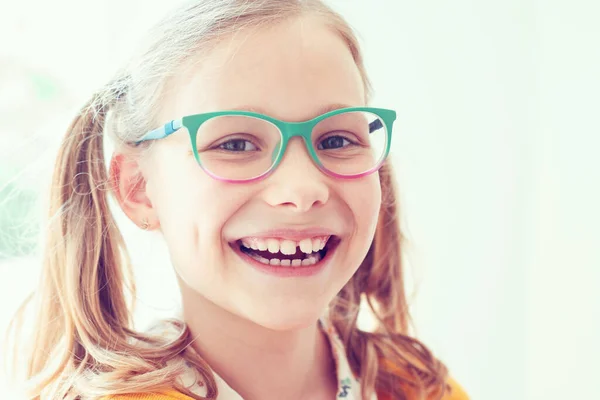 Retrato Menina Bonita Feliz Adolescente Óculos Sorrindo Fundo Janela — Fotografia de Stock