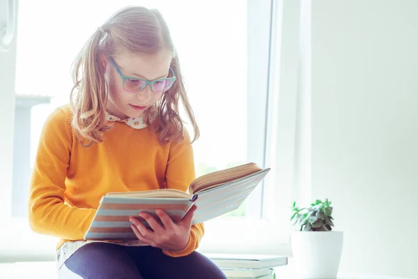 Πορτρέτο Του Αστεία Έφηβος Κορίτσι Κάθεται Στο Γραφείο Και Διαβάζοντας — Φωτογραφία Αρχείου
