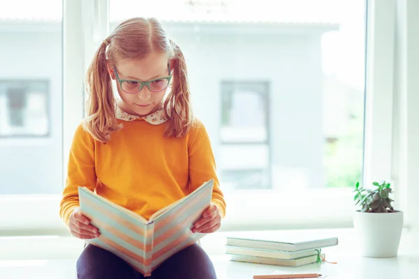 Retrato Engraçado Teen Menina Sentado Mesa Leitura Livro Feriados — Fotografia de Stock