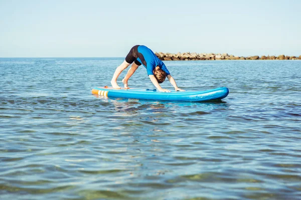 Lindo Niño Adolescente Divirtiéndose Haciendo Yoga Sup Board Agua Mar — Foto de Stock