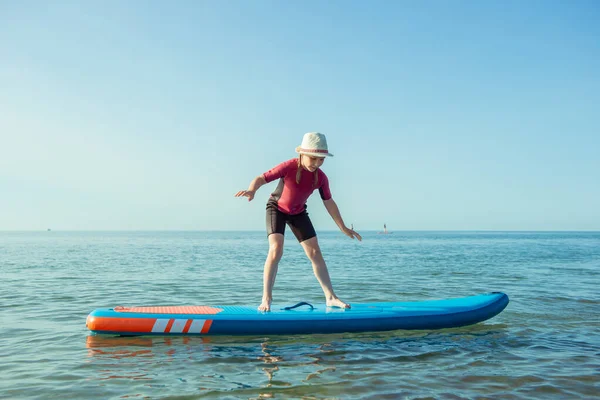 Linda Niña Adolescente Divirtiéndose Haciendo Yoga Sup Board Agua Mar — Foto de Stock
