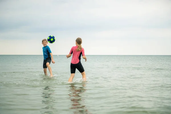 Dos Hermanos Felices Niños Jugando Saltando Con Pelota Agua Trajes — Foto de Stock