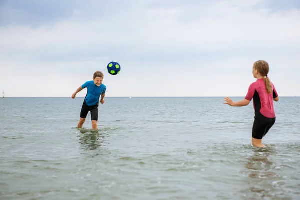 Dos Hermanos Felices Niños Jugando Saltando Con Pelota Agua Trajes — Foto de Stock