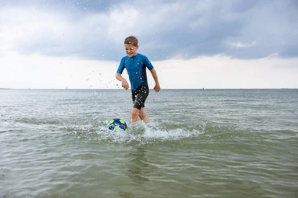 Счастливый Красавчик Подросток Бегает Играет Мячом Неопреновом Купальнике Балтийском Море — стоковое фото