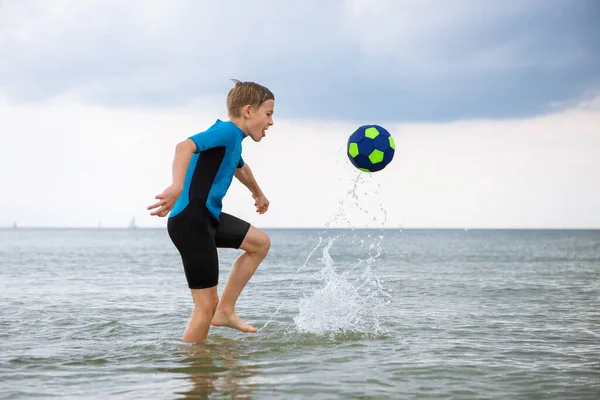 波罗的海快乐而英俊的少年穿着新婚泳衣跑来跑去玩球 — 图库照片