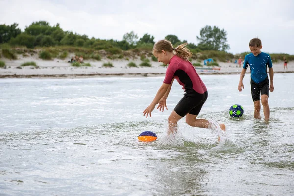 Två Glada Syskon Barn Leker Och Hoppar Med Bollen Vatten — Stockfoto