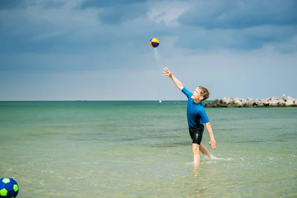 Glücklich Hübscher Teenager Läuft Und Spielt Mit Ball Neopren Badeanzug — Stockfoto