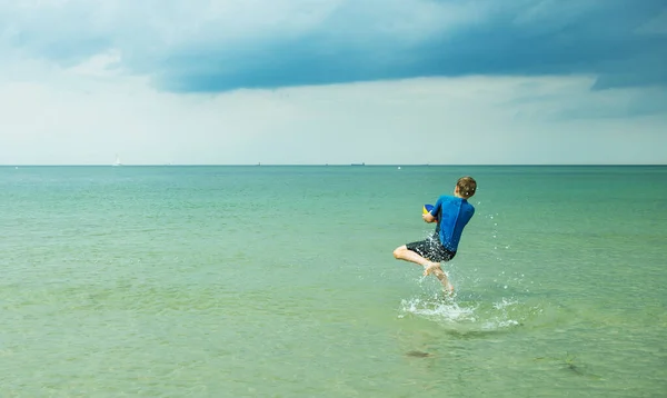Šťastný Hezký Dospívající Chlapec Běží Hraje Míčem Neoprenové Plavky Baltském — Stock fotografie