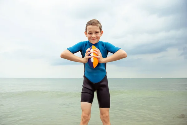 Retrato Belo Menino Adolescente Brincando Com Bola Traje Neoprene Mar — Fotografia de Stock