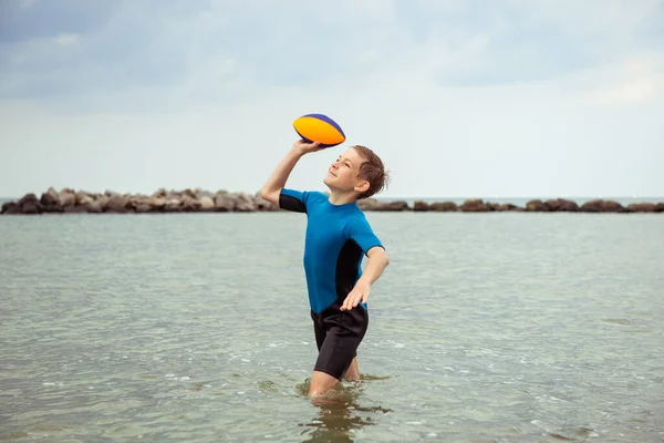Glücklich Hübscher Teenager Läuft Und Spielt Mit Ball Neopren Badeanzug — Stockfoto