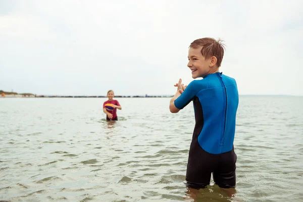 Dos Hermanos Felices Niños Jugando Saltando Con Pelota Agua Trajes —  Fotos de Stock