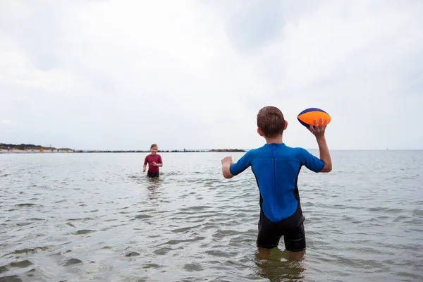 Dos Hermanos Felices Niños Jugando Saltando Con Pelota Agua Trajes — Foto de Stock