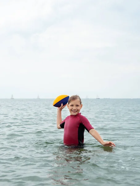 Щаслива Дівчина Підліткового Віку Неопрен Плавальний Костюм Грає Ячем Біжить — стокове фото