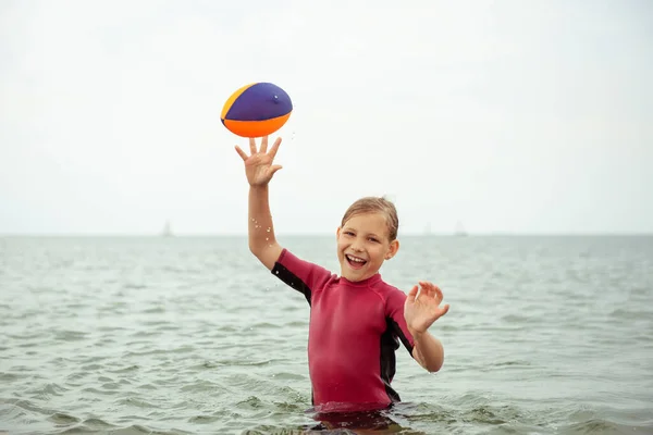 Glad Söt Tonåring Flicka Neopren Baddräkt Leka Med Bollen Och — Stockfoto