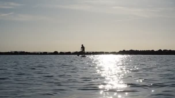 Happy Teen Child Boy Paddling Sup Στο Πλοίο Στη Βαλτική — Αρχείο Βίντεο