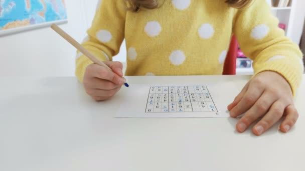 Vidéo Time Lapse Petite Fille Pull Jaune Résolvant Sudoku Bureau — Video