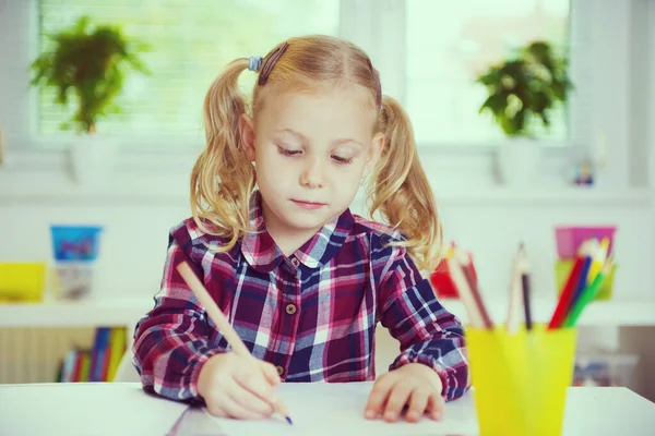 Retrato Niña Bonita Escuela Amarillo Están Estudiando Aula Mesa — Foto de Stock