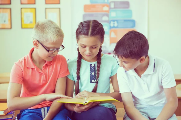 Estudiantes Felices Estudiando Respondiendo Preguntas Aula Durante Una Lección Escuela — Foto de Stock