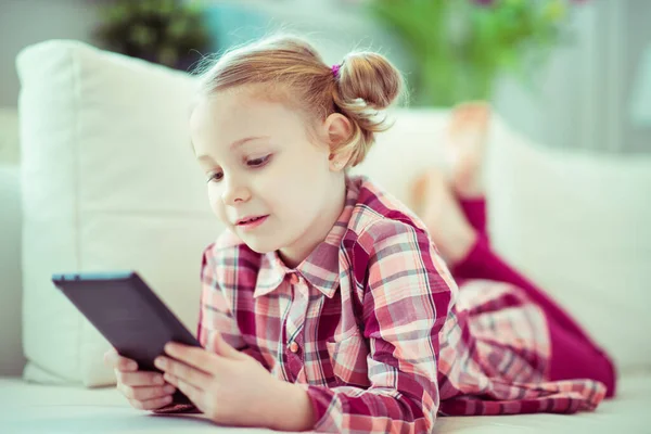 Retrato Menina Bonito Criança Deitado Sofá Com Tablet Ensino Casa — Fotografia de Stock