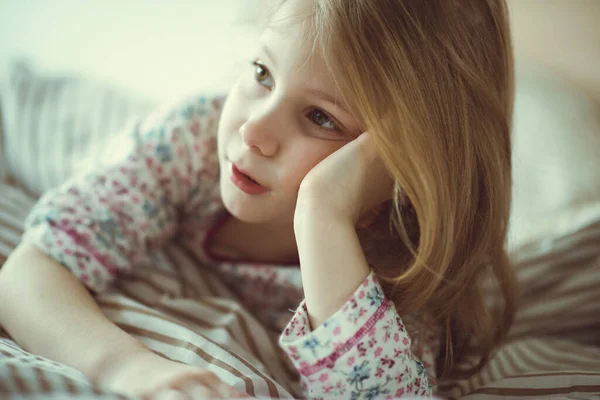 Портрет Милой Маленькой Девочки Лежащей Больной Спальне — стоковое фото
