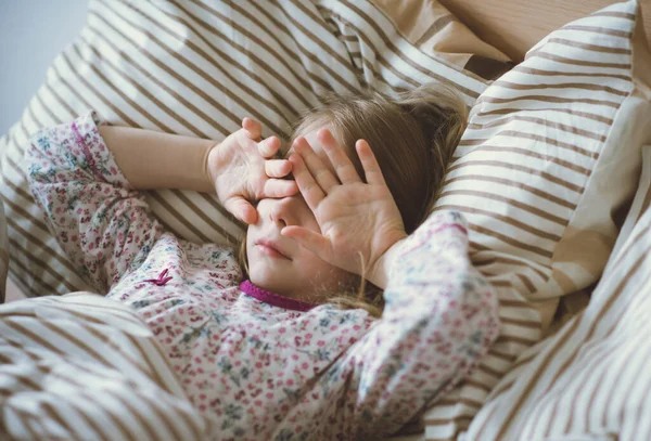 Porträtt Söt Liten Barn Flicka Vakna Liggande Sjuk Sängen Filt — Stockfoto