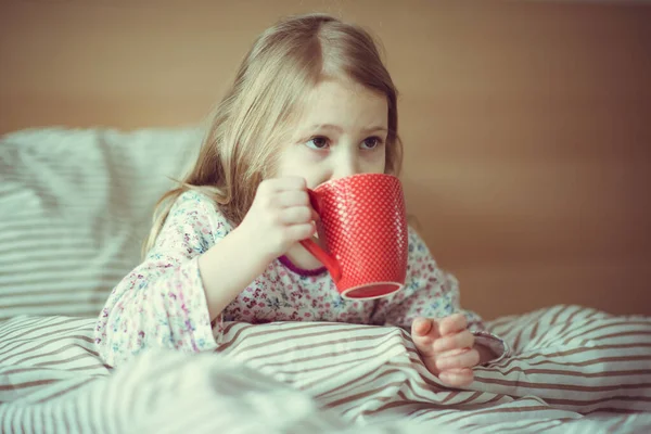 Портрет Милой Маленькой Девочки Больной Сидящей Чаем Постели Одеялом — стоковое фото