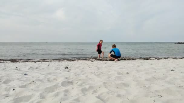 Neoprene Mayo Giymiş Iki Mutlu Çocuğun Baltık Denizi Ndeki Kumsalda — Stok video