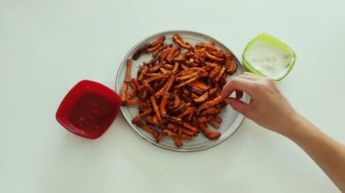 Ellerin ketçaplı patates kızartması alırken ki videosu. Komik son.