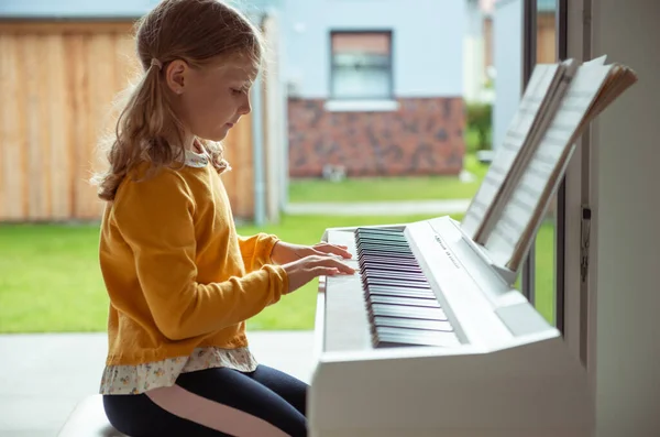 Portret Pięknej Dziewczynki Uczącej Się Gry Fortepianie Domu — Zdjęcie stockowe
