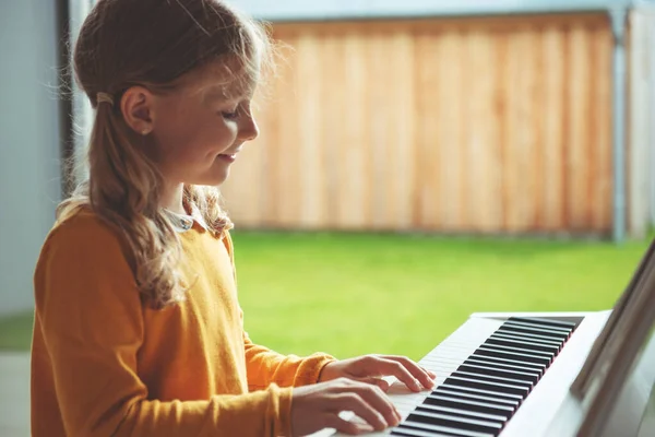 Portrait Pretty Little Girl Having Piano Lesson Modern White Piano — Stock Photo, Image