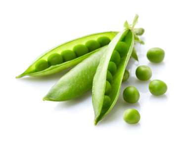 Beyaz arkaplanda yeşil bezelyeler