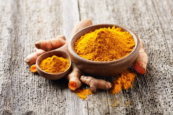 Rădăcină Turmeric Pulbere Placă Lemn — Fotografie, imagine de stoc