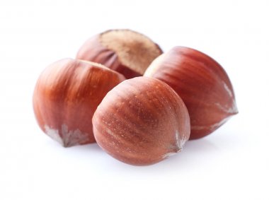 Beyaz arkaplanda fındık