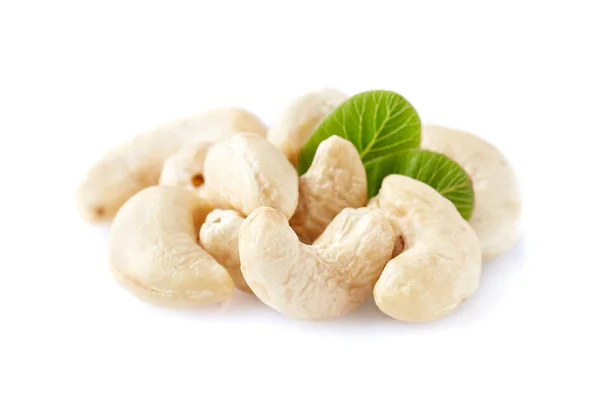 Cashewnüsse mit Blättern — Stockfoto