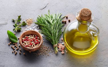 Otlar ve baharatlar siyah tahta üzerinde yağ ile