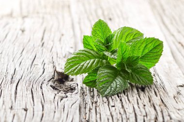 ahşap zemin üzerine nane yaprakları