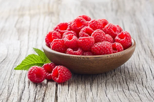 Raspberry with leaf on wooden background — Stock Photo, Image