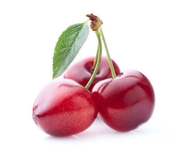 Cereza dulce con hoja sobre fondo blanco — Foto de Stock